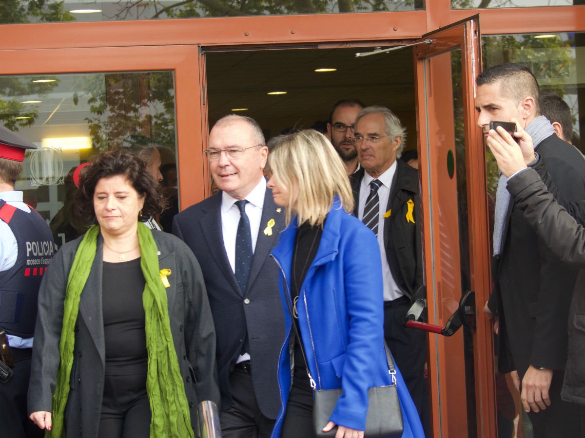 Carles Pellicer i els tres portaveus sortint dels jutjats de Reus el 23 de novembre del 2017