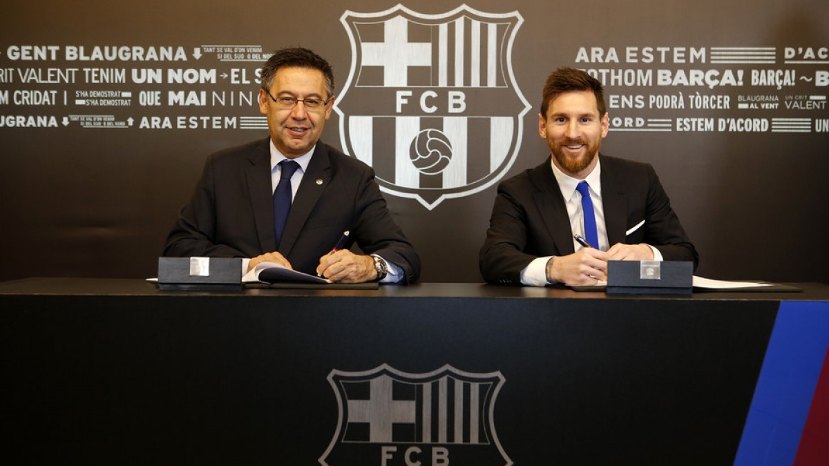 El president del Barça i Messi signant el nou contracte