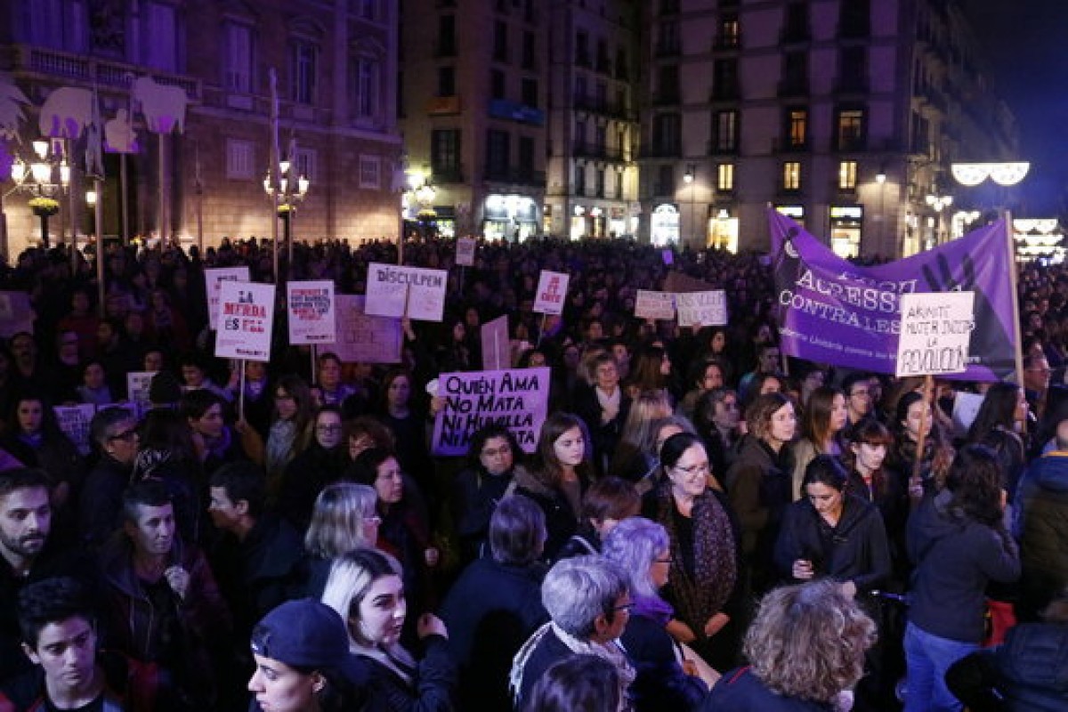 La plaça Sant Jaume plena de gom a gom per rebutjar la violència masclista
