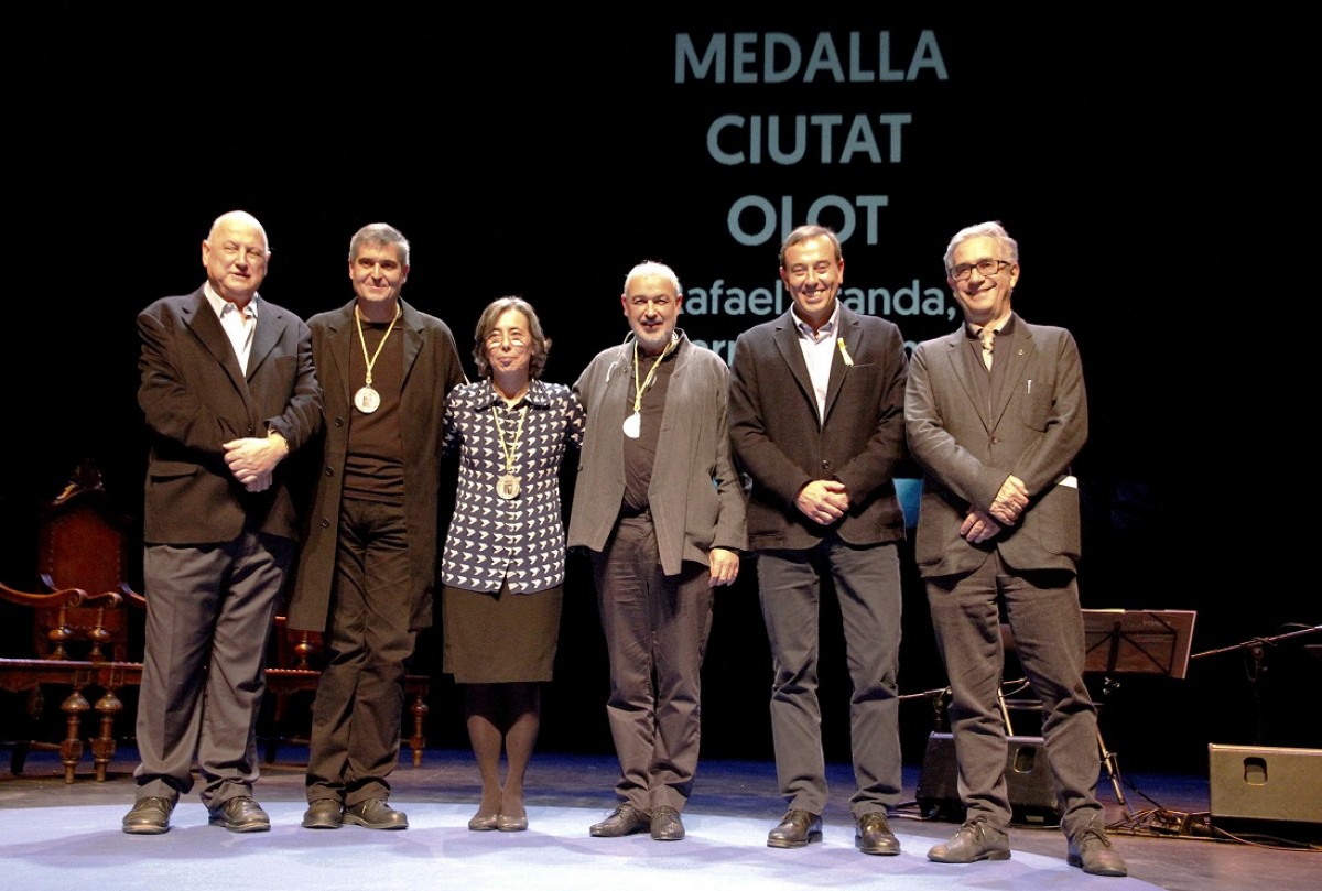 A la fotografia: el batlle Josep M. Corominas, Rafael Aranda, Carme Pigem, Ramon Vilalta –ja amb la Medalla de la Ciutat d’Olot–, el regidor Pep Berga i l’historiador Josep Maria Montaner.