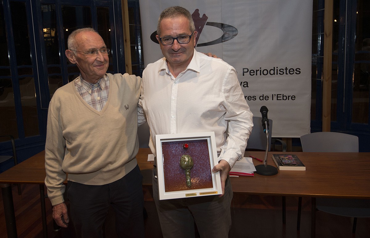 Joan Panisello, autor de la ceràmica del premi, en fa entrega a Xavier Pallarès.