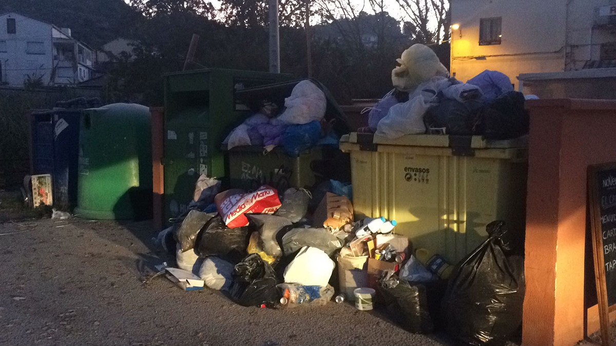Un dels punts de recollida de brossa de Castellbell ple d'escombraries, aquest dilluns al matí