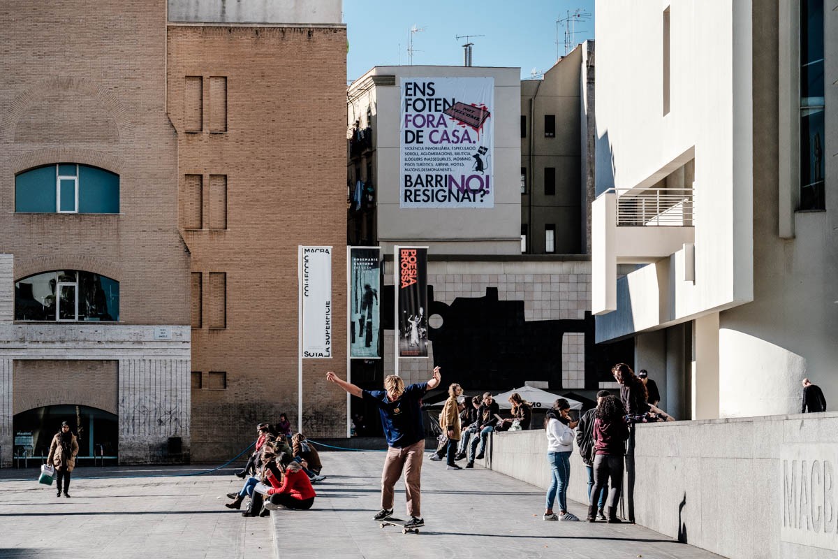 Pancarta contra la gentrificació al carrer de Ferlandina de Barcelona, al costat de la plaça dels Àngels