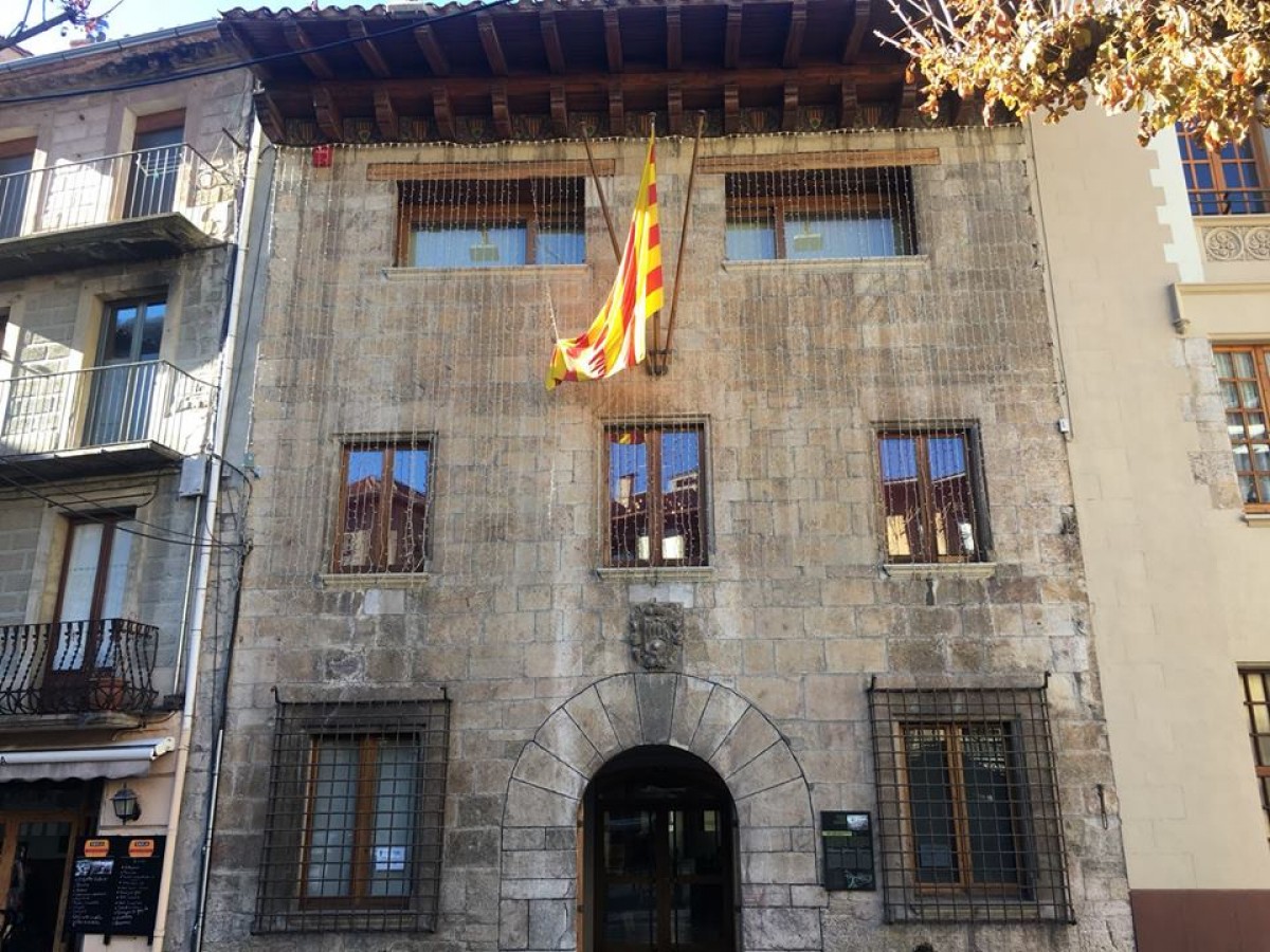 L'estelada, la pancarta i el llacet groc en suport als presos polítics ja no llueix a la façana de l'Ajuntament de Camprodon per ordre de la Junta Electoral Central