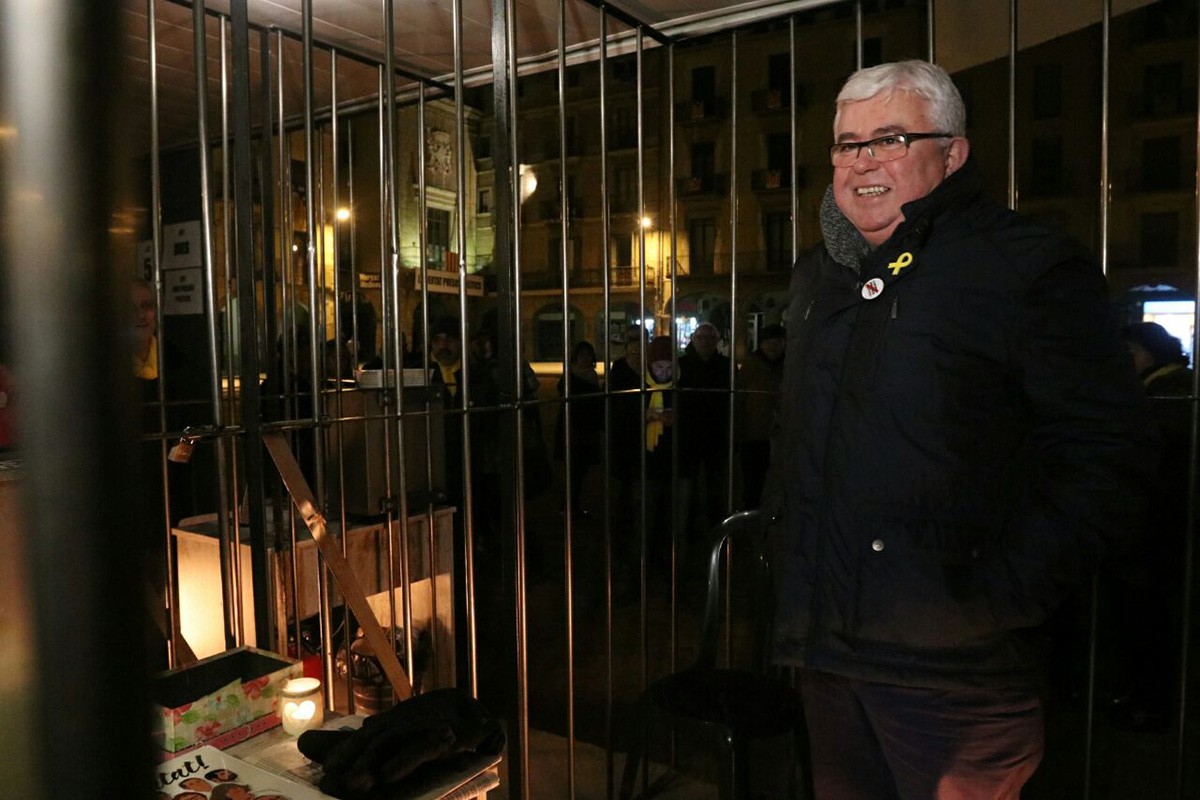 Agustí Alcoberro ha participat en l'acció «Un poble empresonat» a la plaça Major de Vic
