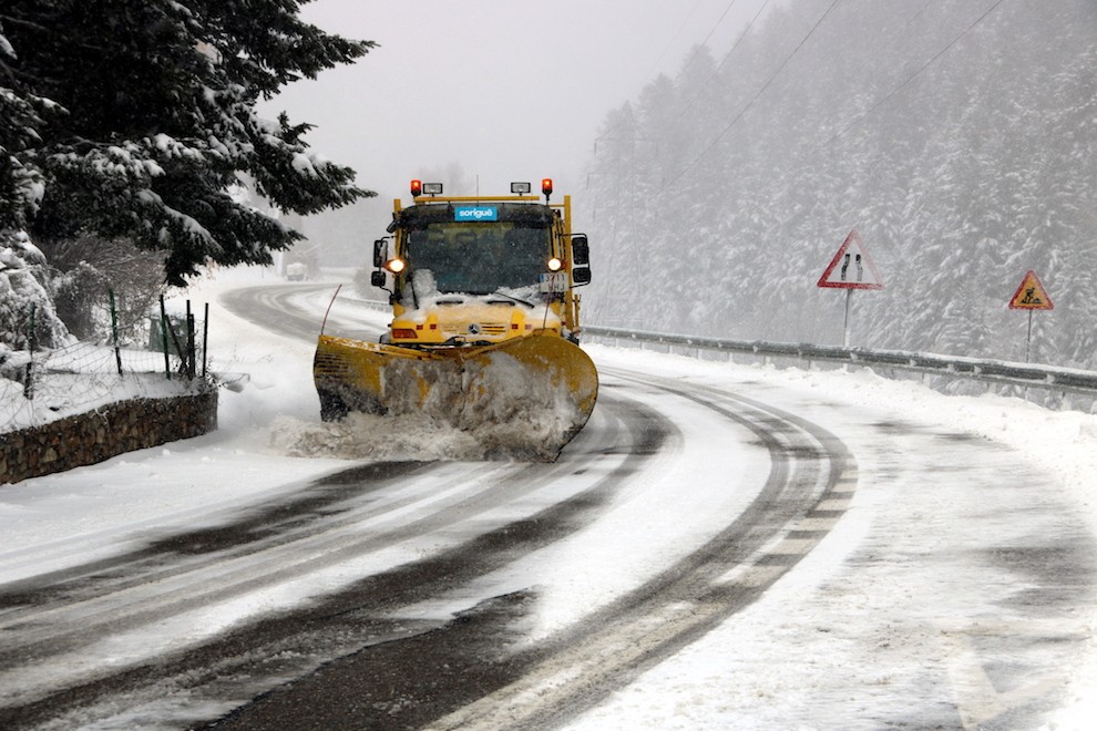 Una màquina llevaneu netejant la carretera de neu al port de la Bonaigua