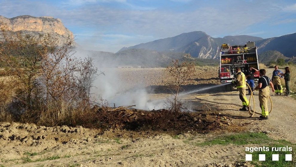 Els Bombers apagant un foc al tros de Conca de Dalt