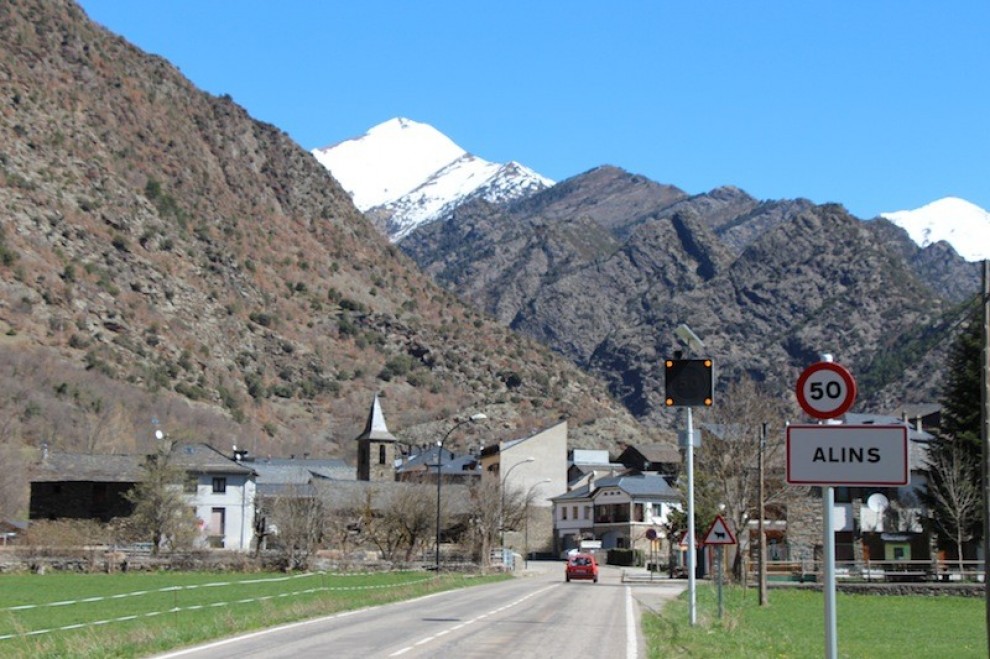 Entrada al poble d’Alins, a la Vall Ferrera