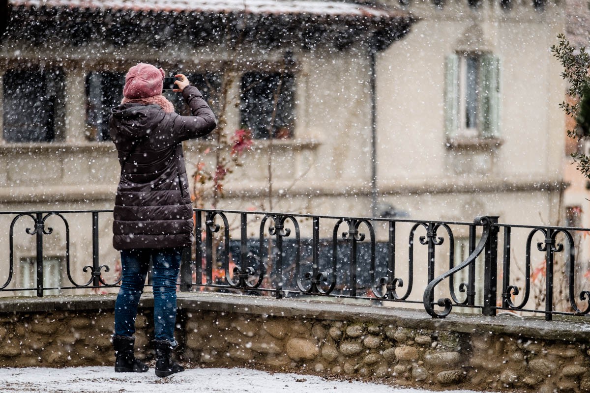 Una noia fotografia la nevada, a Manlleu.