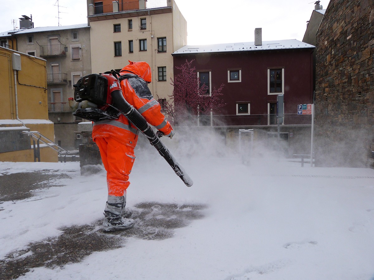 Retirant neu dels carrers del centre de Puigcerdà