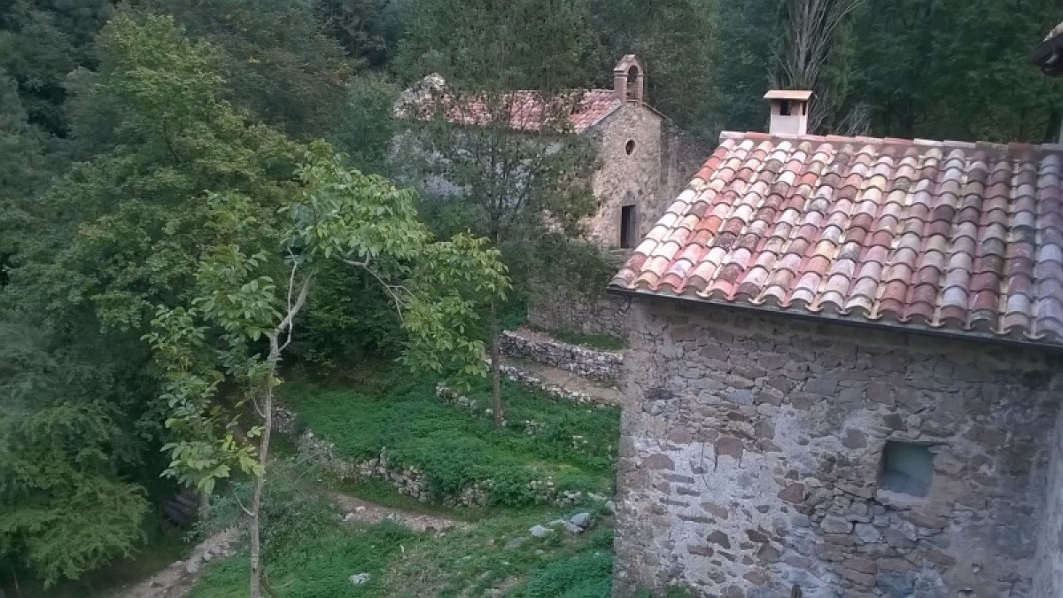 El refugi i l'ermita de Sant Aniol d'Aguja.
