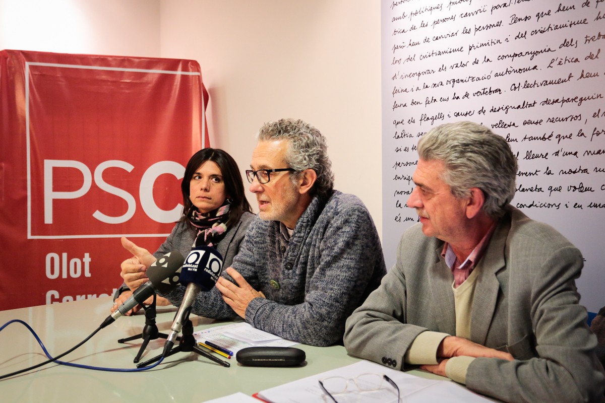 D'esquerra a dreta: Montserrat Surroca, Albert Bramon i Rafael Bruguera durant la presentació de la campanya per al 21D.