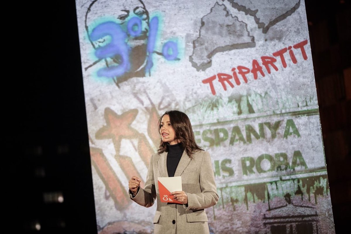 Inés Arrimadas amb un mur de cartró que representava la Catalunya sobiranista.