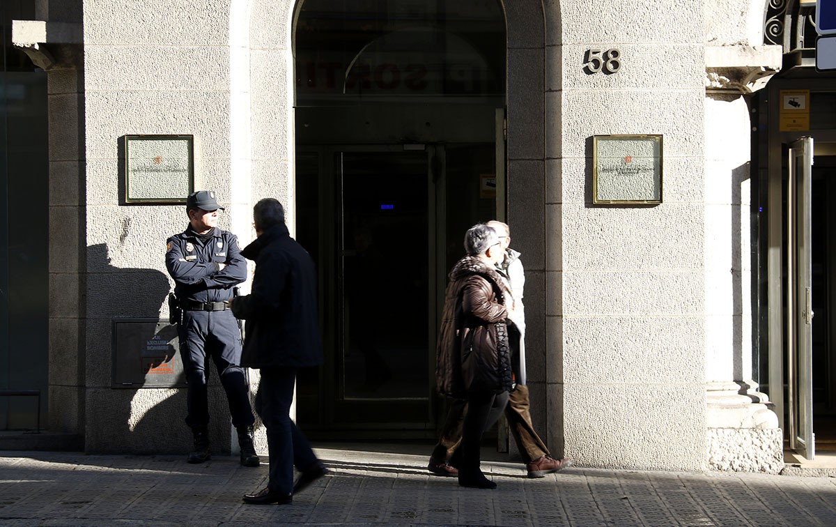Un agent de la policia espanyola davant la seu de l'Idescat