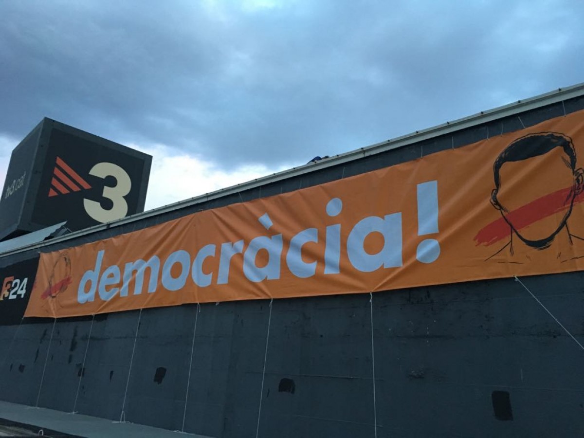 TV3 amb una pancarta a la façana demanant democràcia