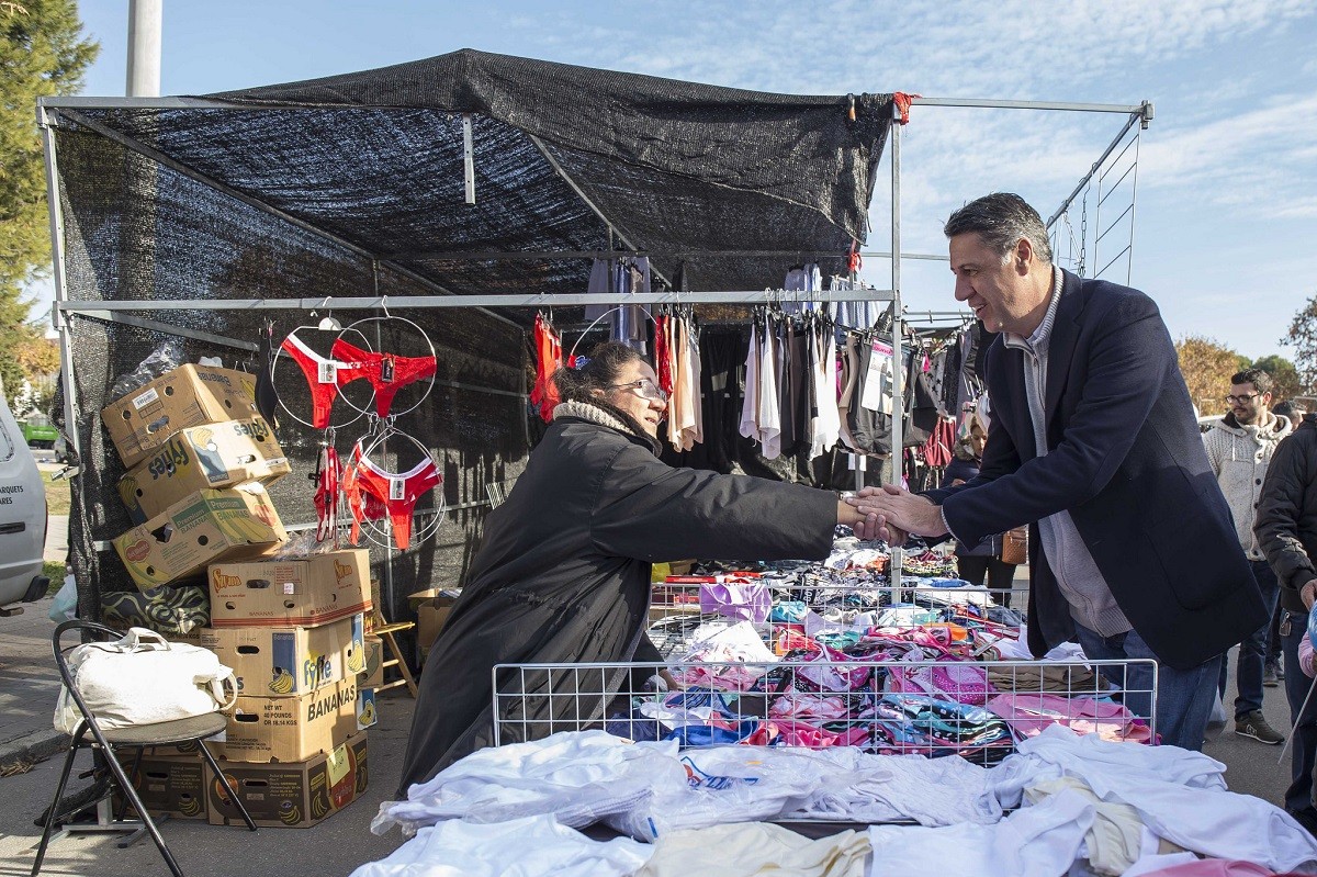 Xavier García Albiol saluda una venedora en el mercat ambulant del Prat de Llobregat