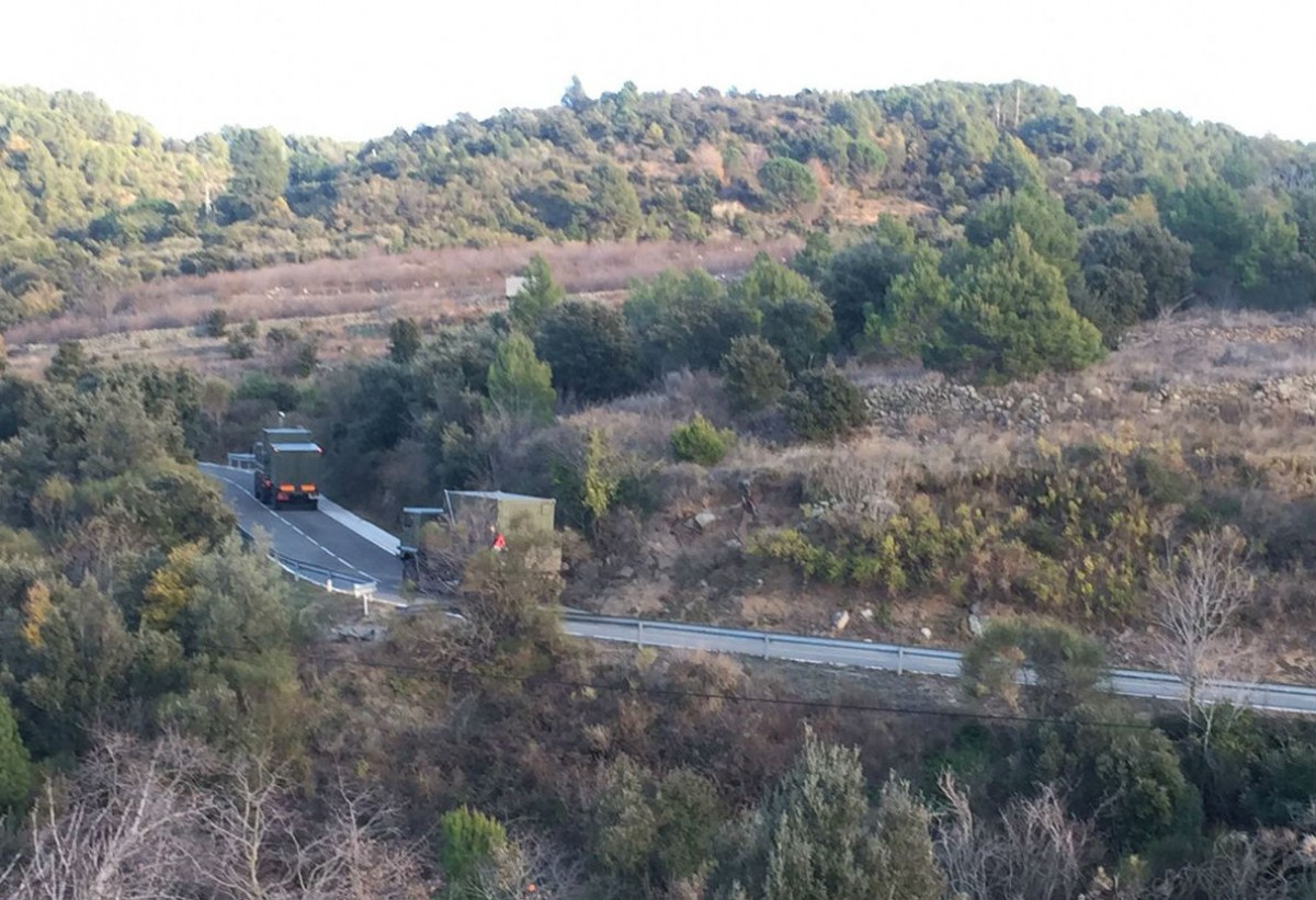 Camions militars arribant a la Mussara, a Vilaplana