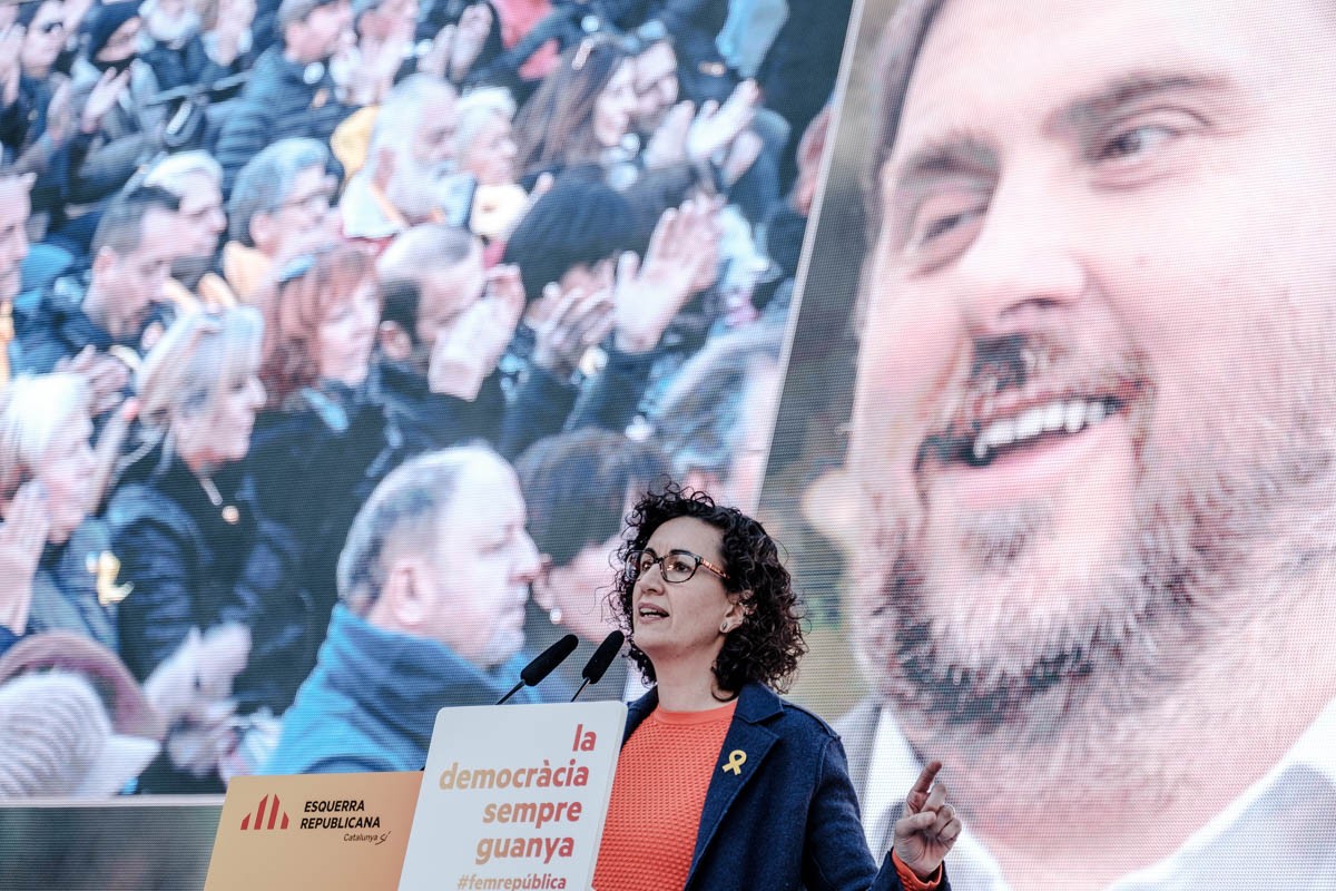 Marta Rovira, amb una imatge d'Oriol Junqueras al fons, en un míting d'ERC