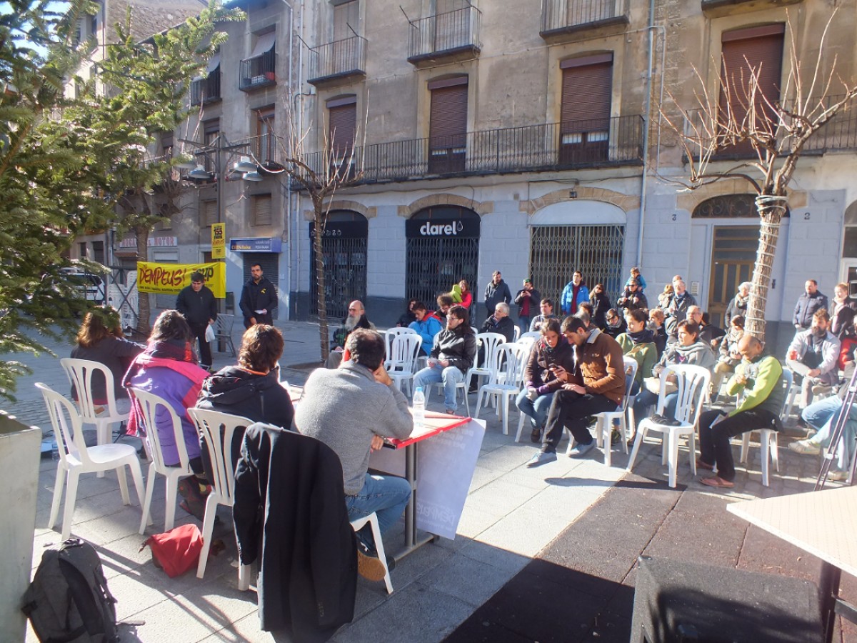 L'acte central de la CUP al Ripollès s'ha fet a la plaça de la Llibertat de Ripoll amb l'assistència d'una cinquantena de persones
