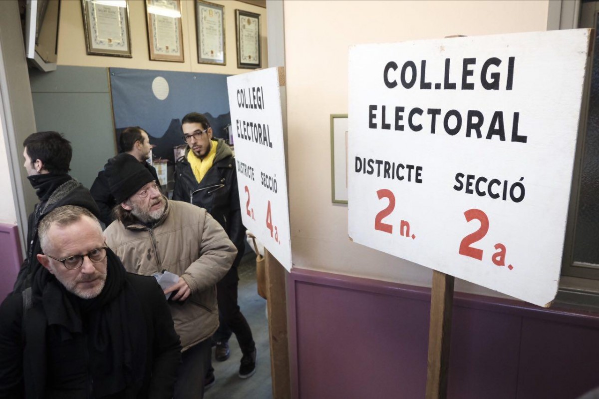 Votants fent cua en un col·legi de Besalú