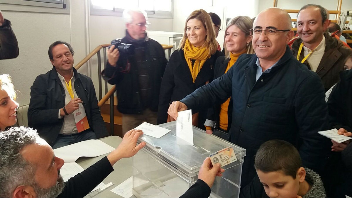 Òscar Peris, cap de llista d'ERC per Tarragona votant a Valls 