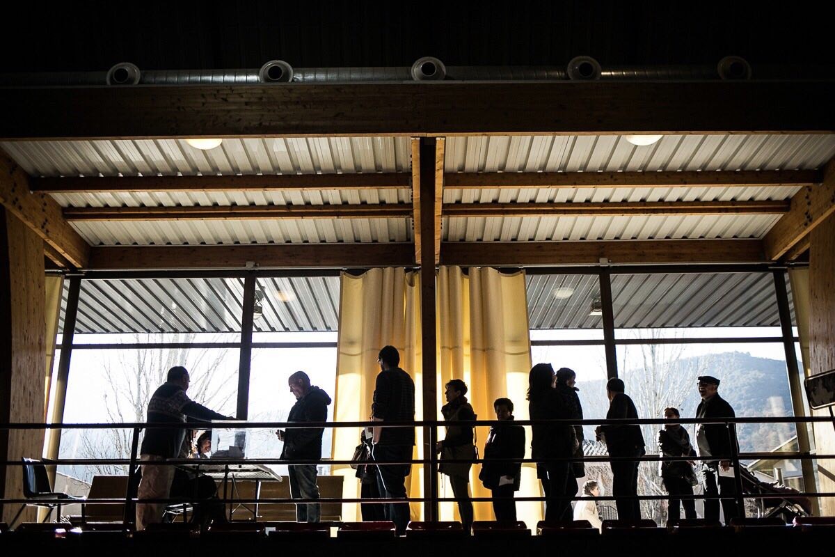 Votants fent cua en un col·legi de Besalú