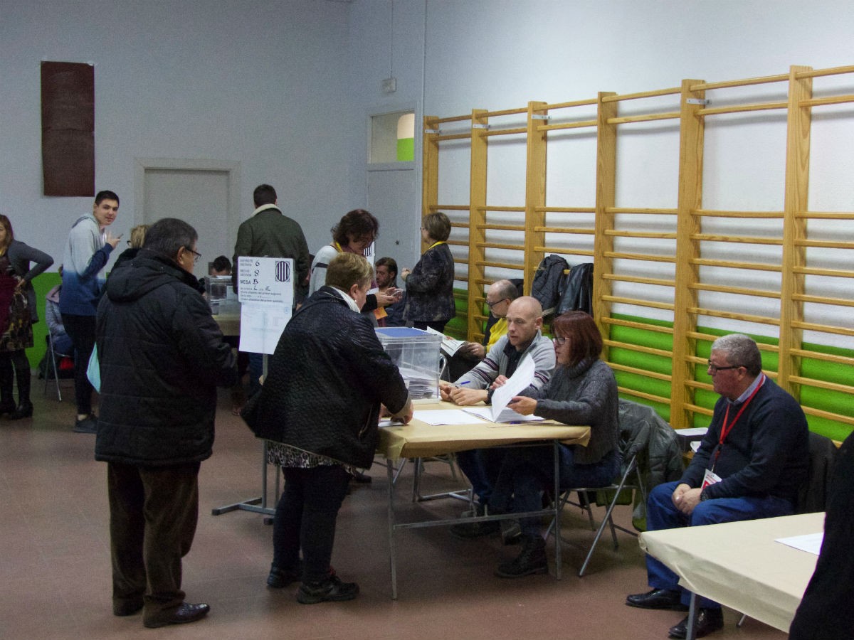 La gent vota amb total normalitat a l'Institut Tarragona, on hi va haver una càrrega policial l'1-O