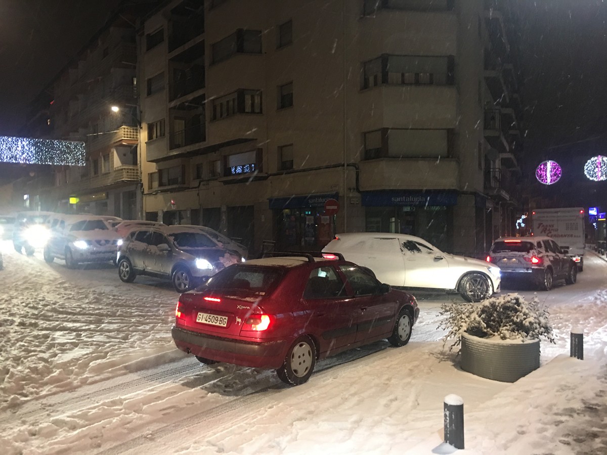 La neu dificulta el trànsit a Puigcerdà. Imatge de fa una estona al carrer Alfons I cantonada amb Coronel Molera