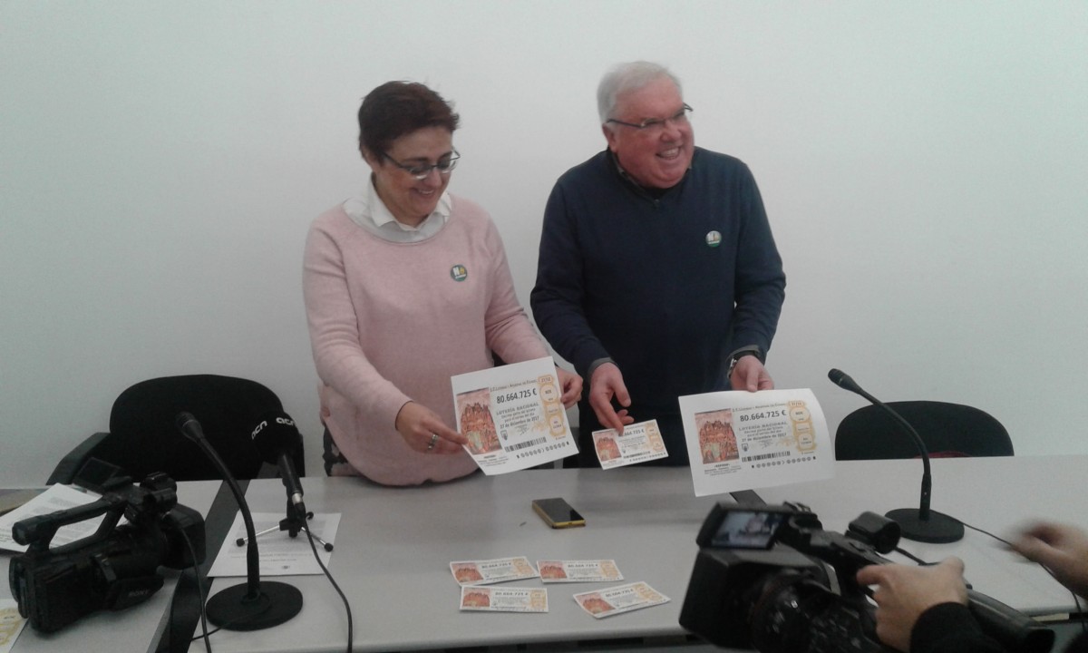 Els portaveus de la Plataforma en Defensa de les Terres del Sénia, Cristina Reverté i Evelio Monfort, mostrant els dècims de la 