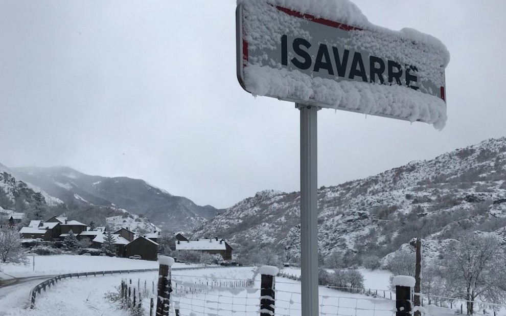 La neu cobrint de blanc el poble d’Isavarre, aquesta tarda