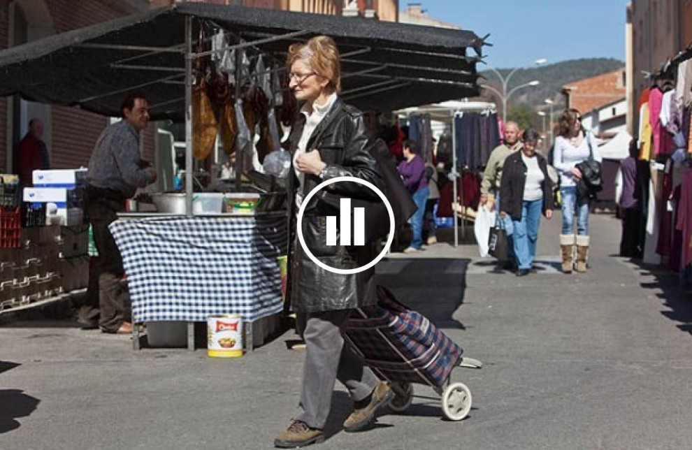 Una senyora d’avançada edat en un mercat setmanal