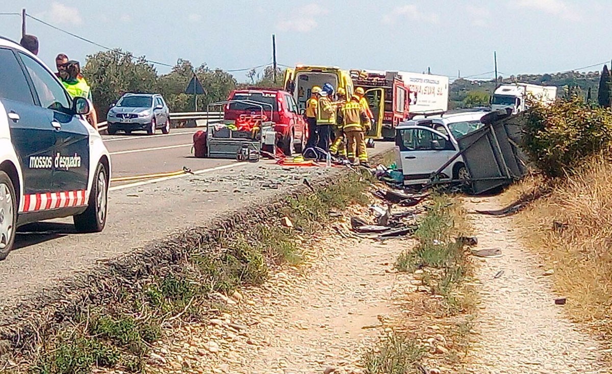 Imatge de l’accident que va tenir lloc a l’N-340, a l’altura d’Amposta, el passat 30 de setembre, en què cinc persones van resultar ferides, dos d’elles greus.