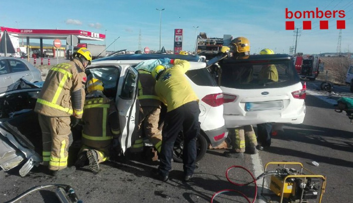 Els bombers treballant en l'accident a Castellet i la Gornal a l'N-340, aquest dijous 