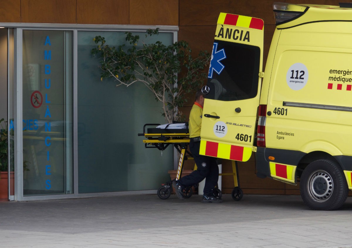Una ambulància davant el servei d'Urgència de l'Hospital Joan XXIII