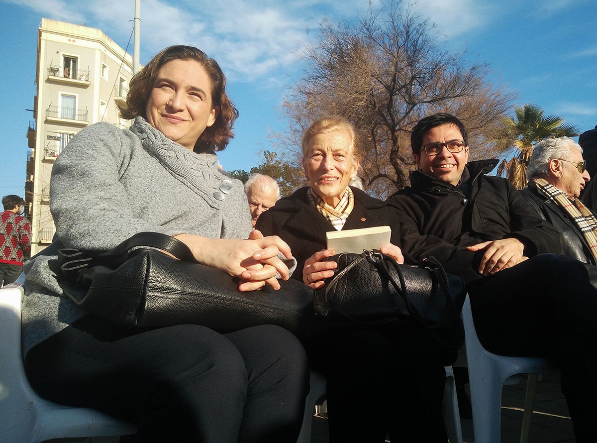 Ada Colau, Núria Andreu i Gerardo Pisarello a l'homenatge a l'Escola del Mar
