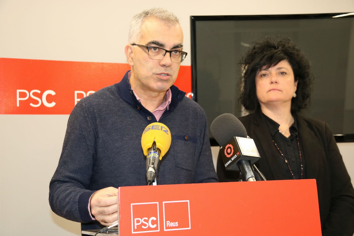  El portaveu del PSC a Reus, Andreu Martín, acompanyat de la regidora Ana Isabel Martínez