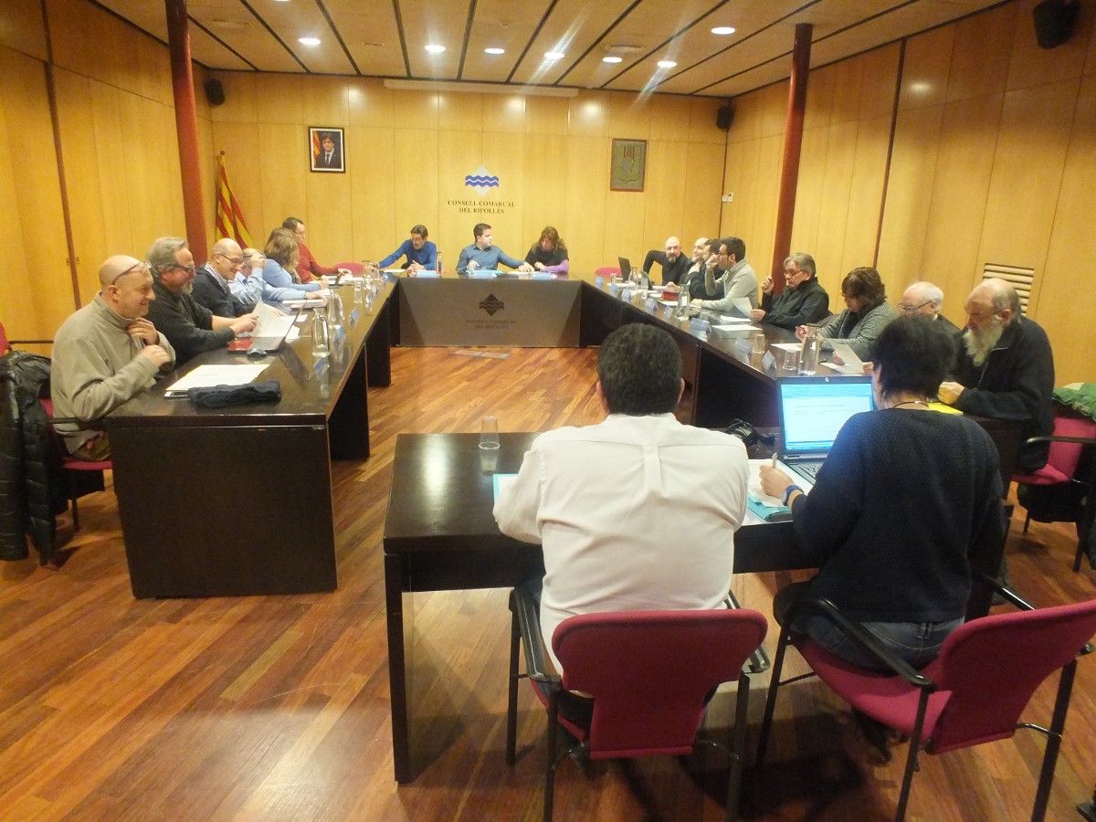 El conveni de delegació de competències al Consell per a la gestió dels residus municipals ha estat el punt més calent del ple d'aquest dimarts al Consell Comarcal