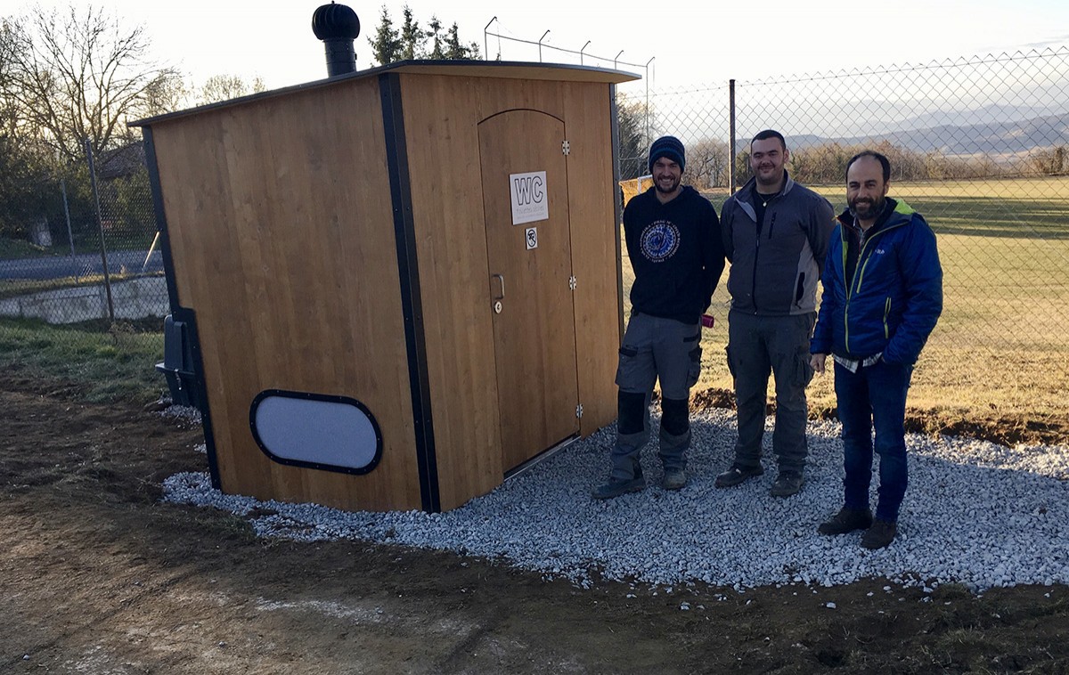 Treballadors de l’empresa francesa Sanisphere amb l'alcalde de l’Esquirol, Àlex Montanyà, un cop finalitzada la instal·lació, el passat desembre