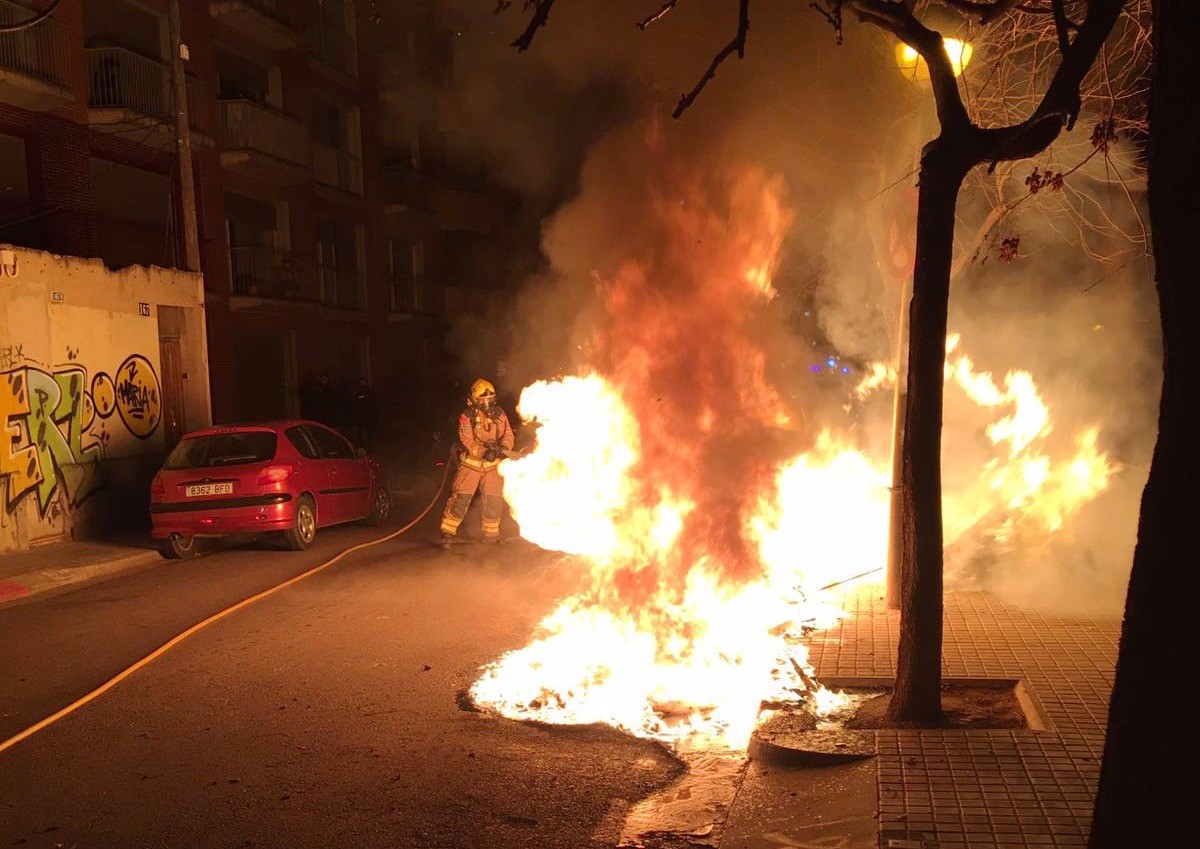 Contenidors cremant aquesta nit a la plaça del Treball de Sabadell