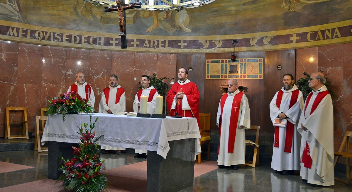 Xavier Novell durant la missa de renovació del Vot de Poble a Sant Sebastià, amb clergues de l'Arxiprestat de Súria i antics rectors de la vila