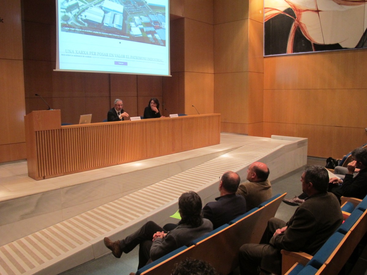 El president de la Xarxa C-17 i alcalde de Granollers, Josep Mayoral, i la vicepresidenta de la Xarxa C-17 i alcaldessa de Vic, Anna Erra, durant la trobada 