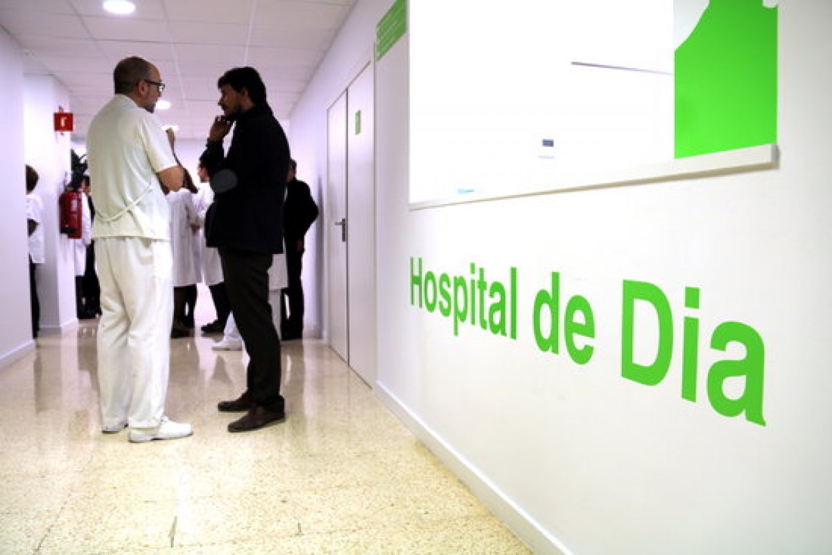Un professional sanitari conversa amb un usuari a l'entrada del nou Hospital de Dia de Tortosa