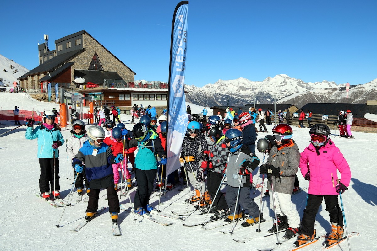 Imatge d'un grup d'alumnes esquiant