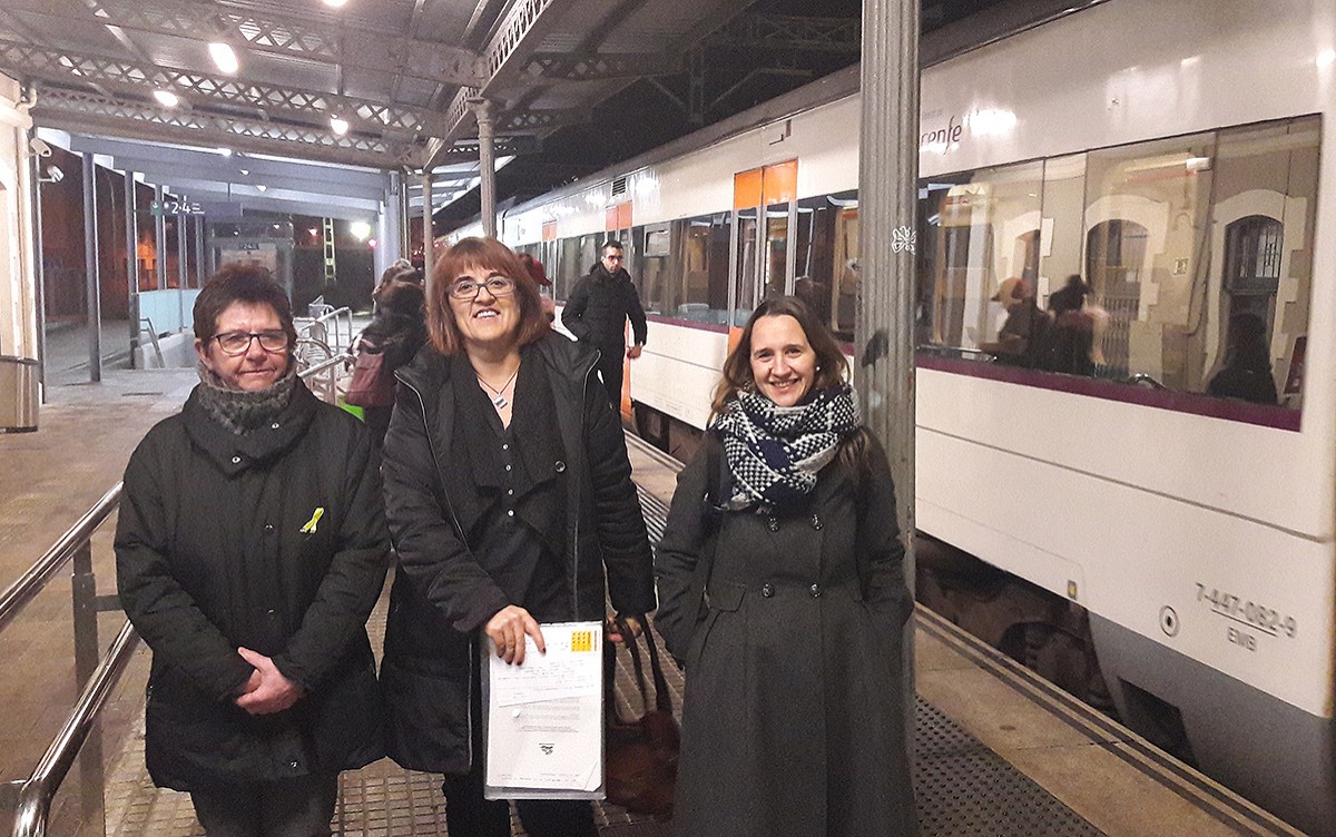 Fina Arderiu, Montse Ayats i Glòria Francolí, a l'estació de Torelló.