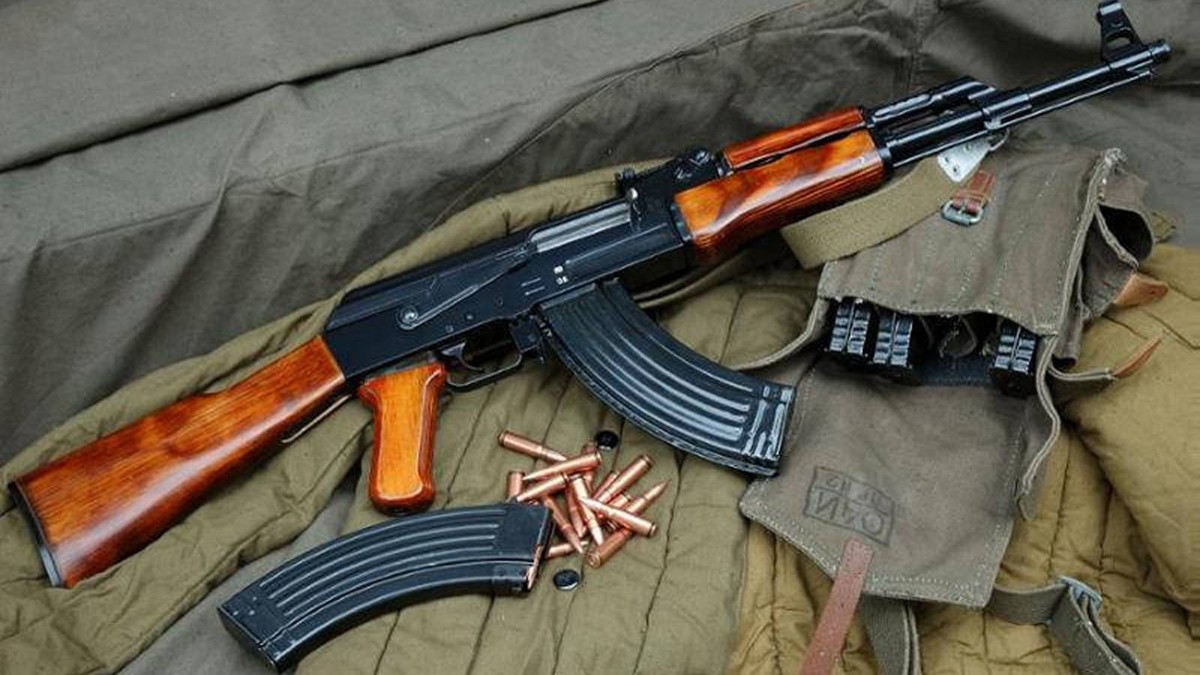 Al domici d'un dels detinguts van trobar un fusell d'assalt AK 47 Kalashnikov i munició de guerra.