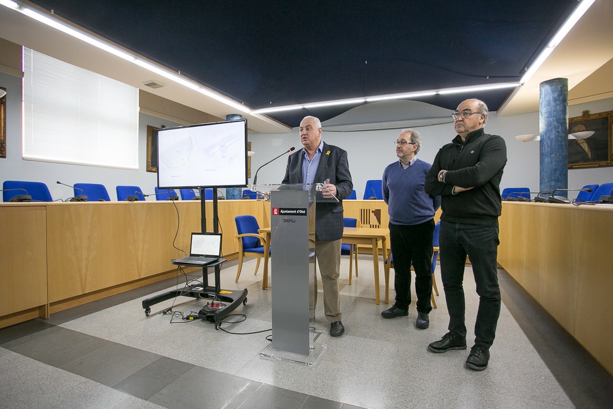 El batlle d'Olot, junt amb l'arquitecte Daniel Mallarach i Jordi Rovira, de la comunitat de propietaris, ha presentat el projecte.