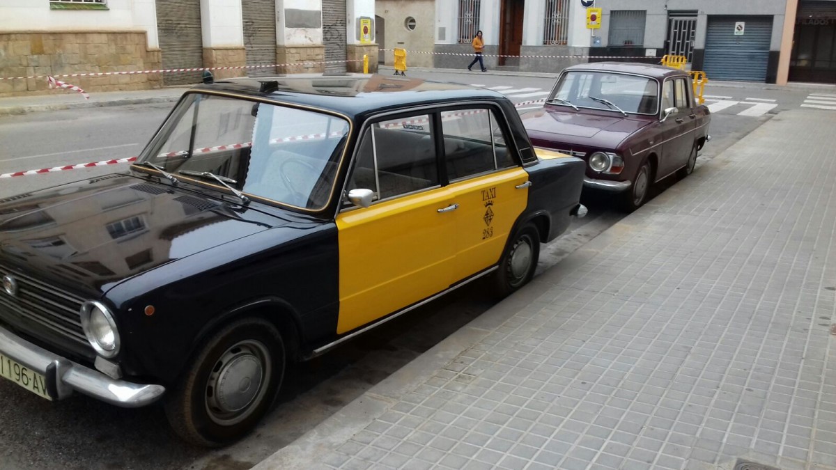 Dos vehicles dels anys 70 estacionats al carrer de Sallarès i Marra