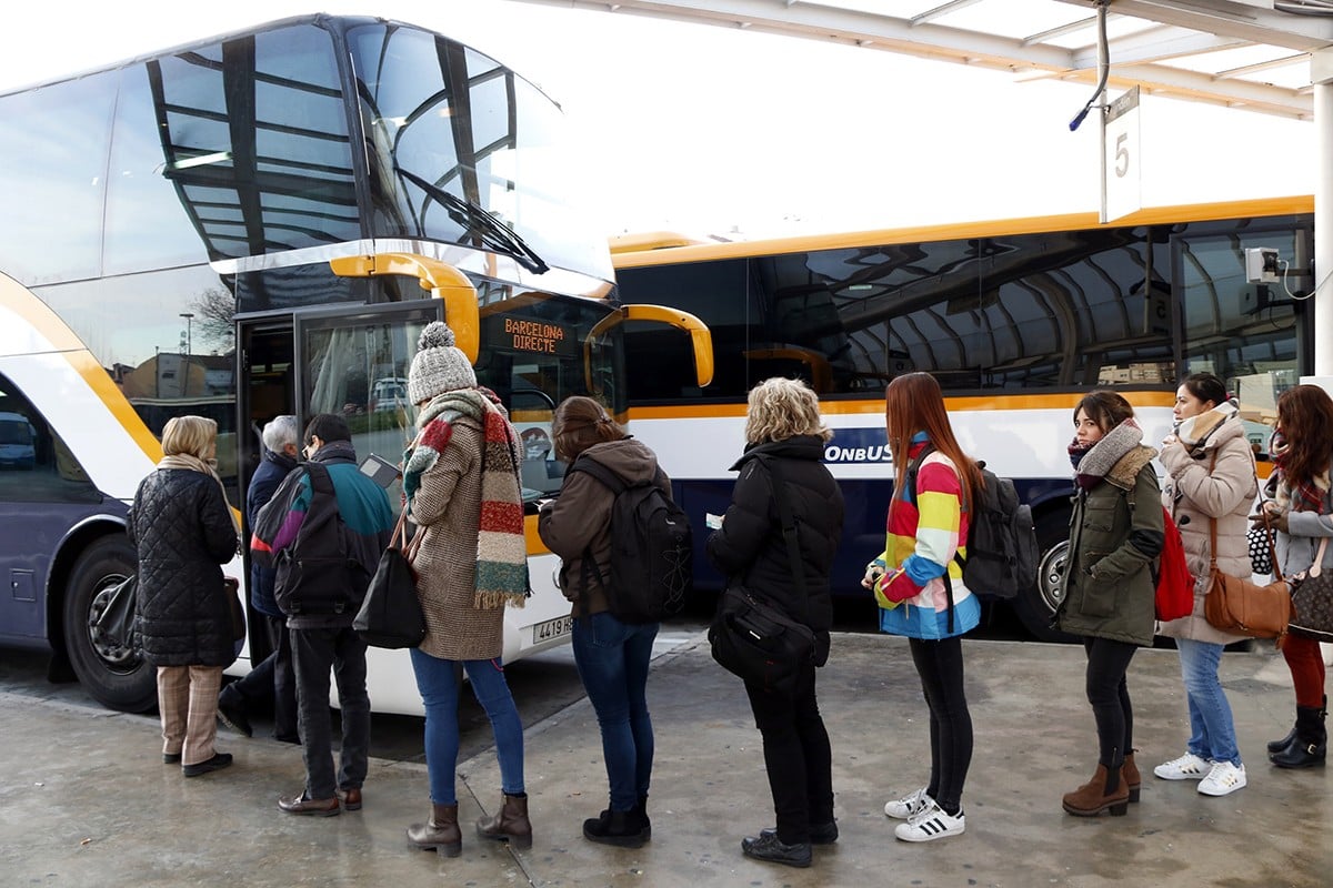 Imatge d'arxiu d'una cua de passatgers fent cua davant d'un autocar de Monbus