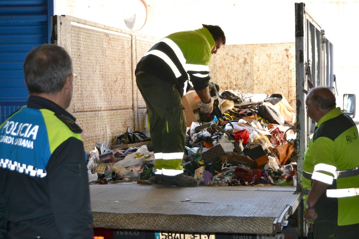 La Guàrdia Urbana de Reus carregant en un camió material comissat en diversos operatius policials