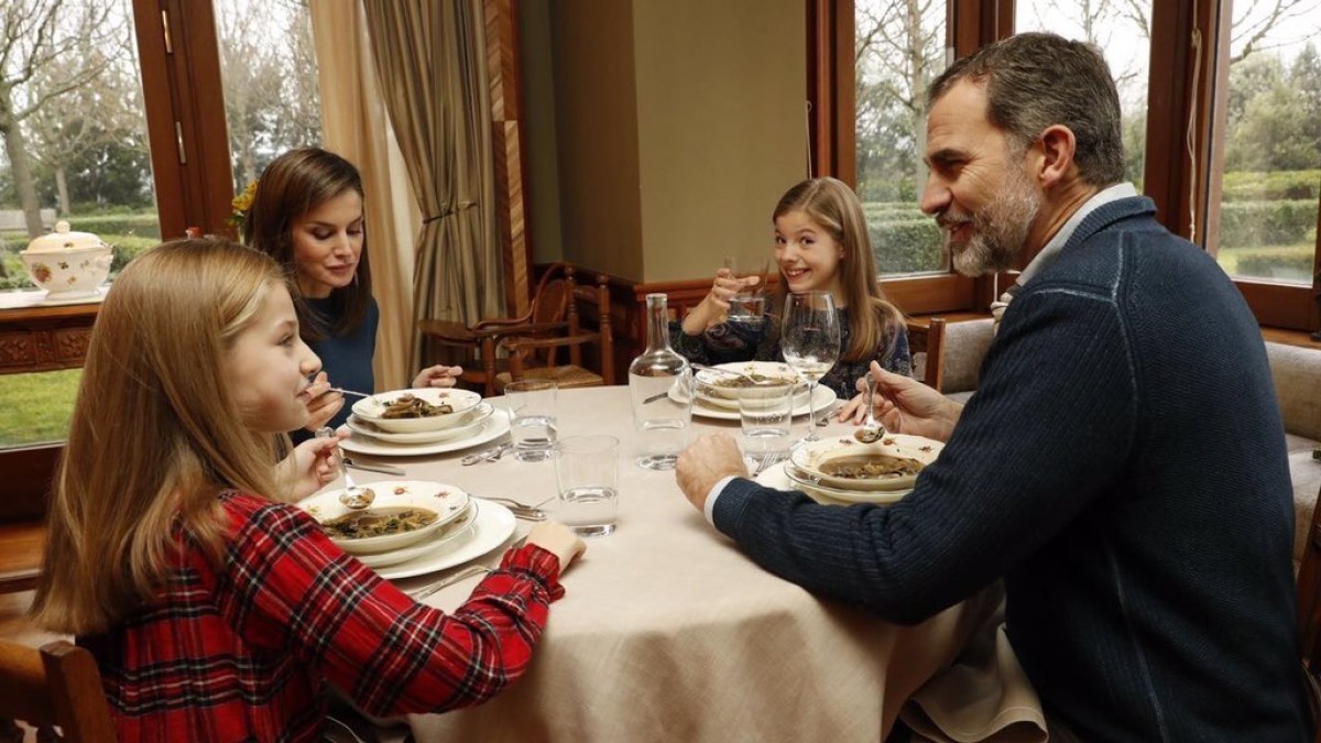 La família reial espanyola fent un àpat